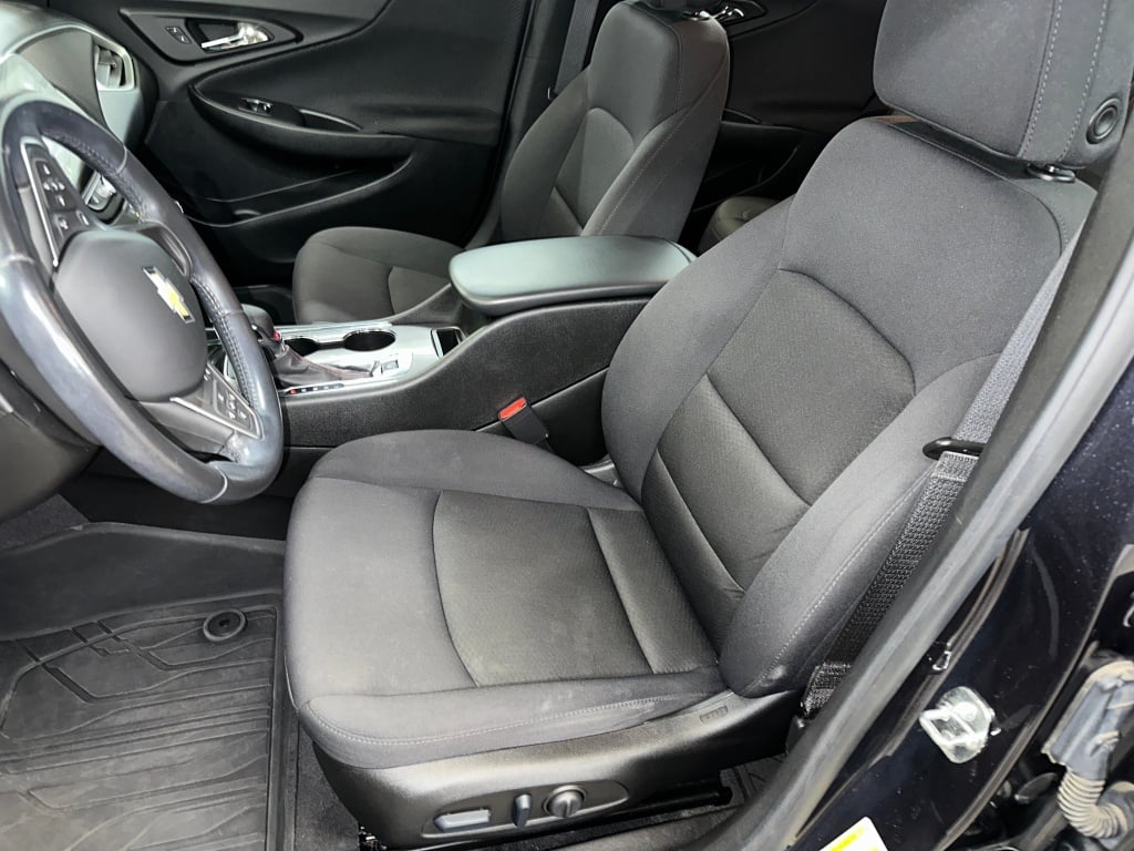 2022 Chevrolet Malibu RS photo 2