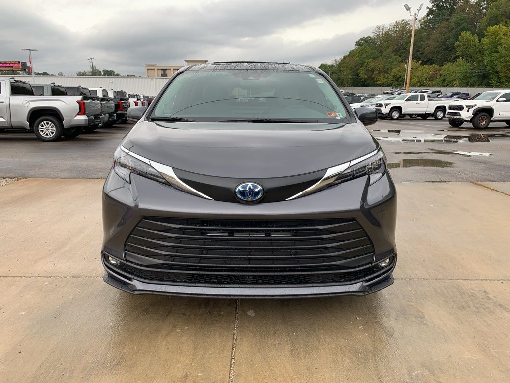 2025 Toyota Sienna XLE photo 4