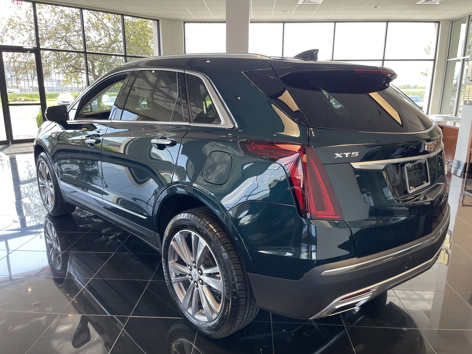 2025 Cadillac XT5 Premium Luxury photo 3