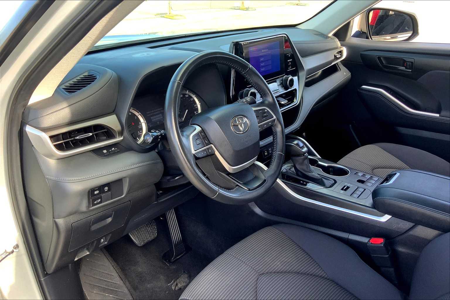 2024 Toyota Highlander LE photo 16