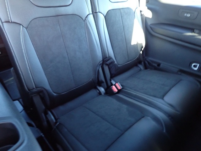 2025 Jeep Grand Cherokee Altitude photo 12