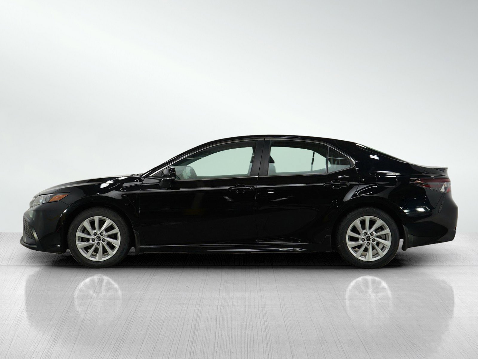 Used 2022 Toyota Camry SE with VIN 4T1G11AK6NU648827 for sale in Wayzata, Minnesota