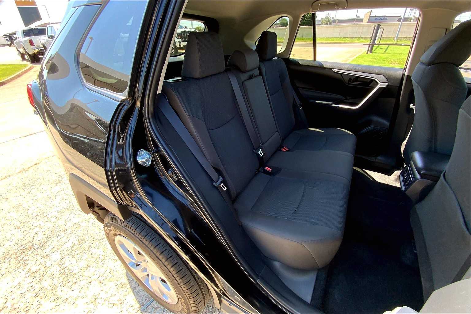 2025 Toyota RAV4 LE photo 16