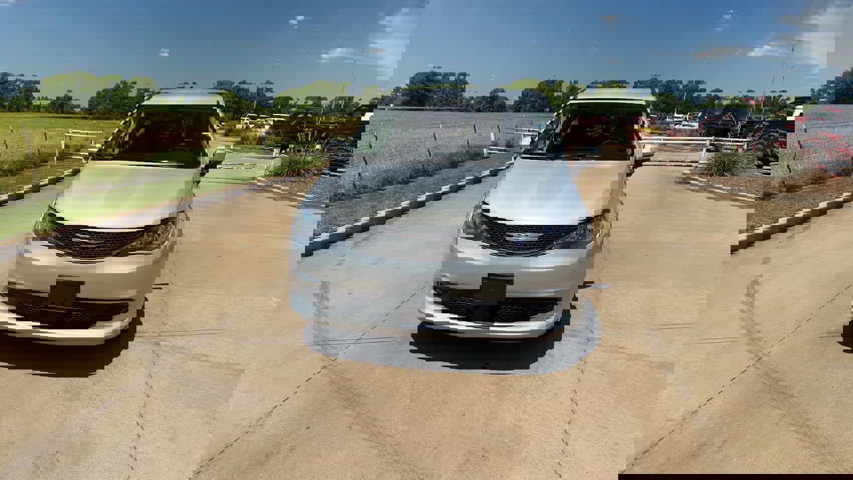 2023 Chrysler Voyager LX photo 3