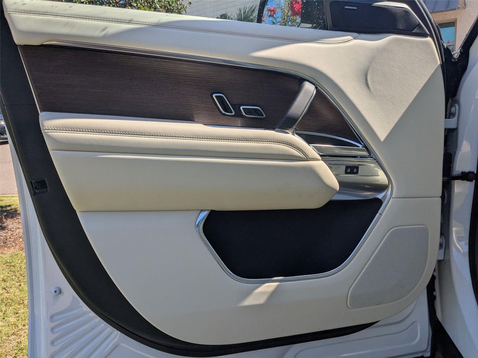 2025 Land Rover Range Rover SE photo 8