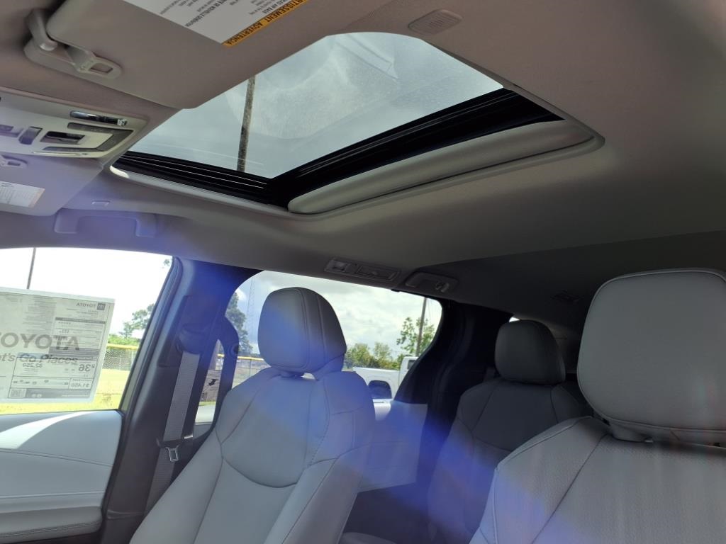 2025 Toyota Sienna XLE photo 14