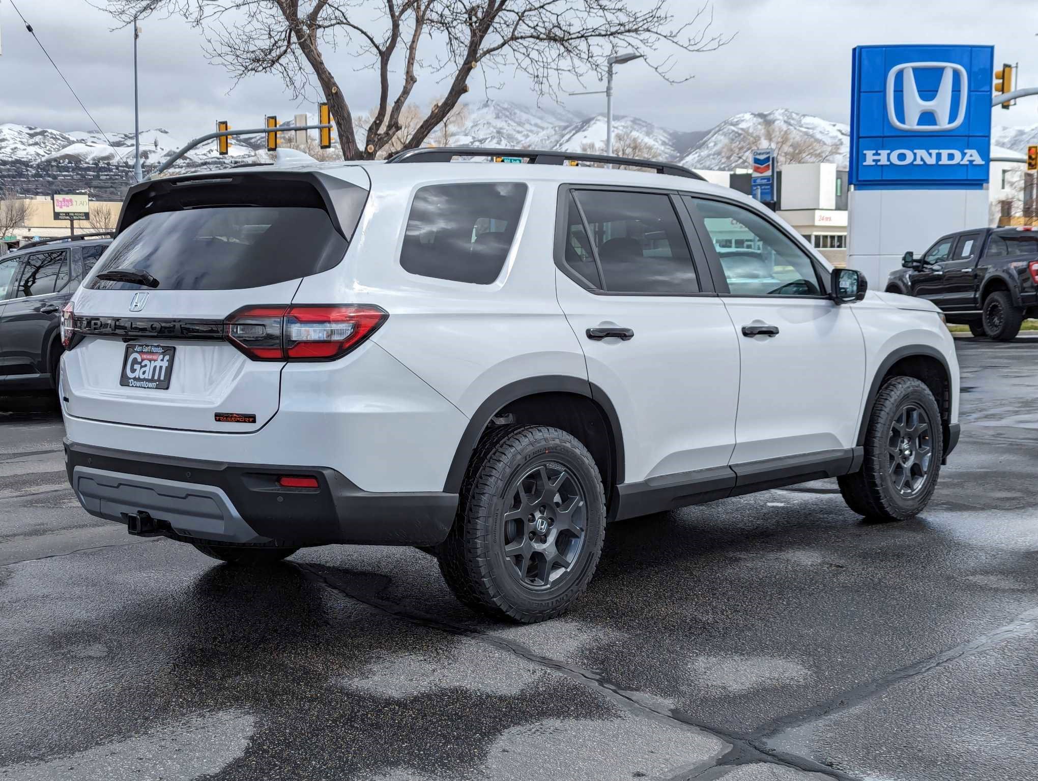 2025 Honda Pilot TrailSport photo 2