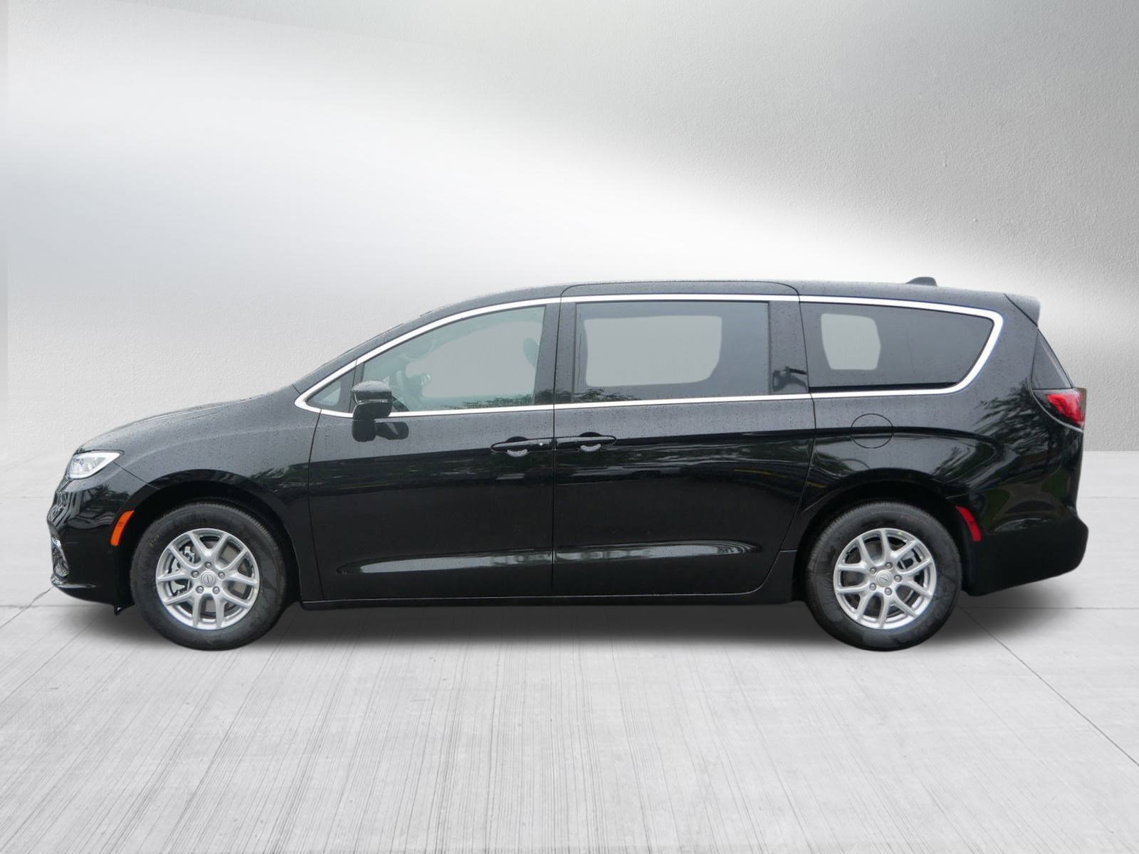 2026 Chrysler Pacifica photo 4