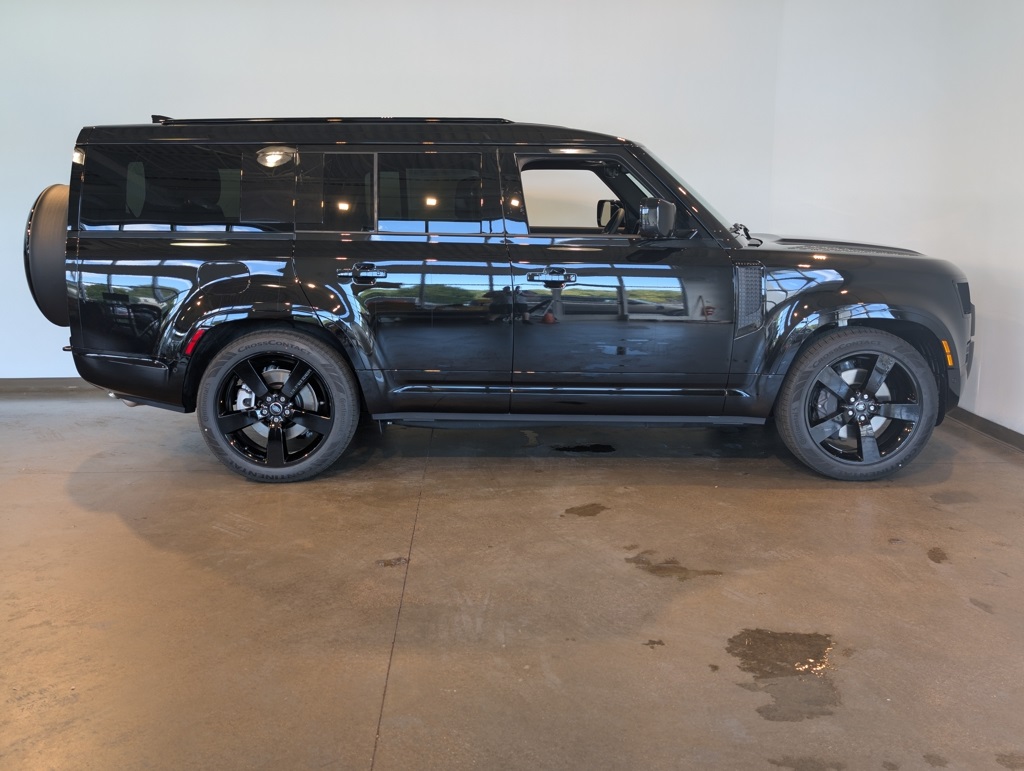 2025 Land Rover Defender 130 X-Dynamic SE photo 5