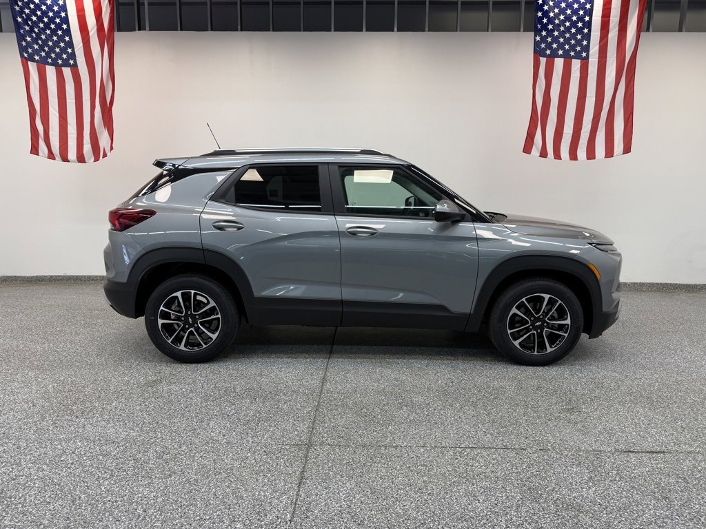 2025 Chevrolet Trailblazer LT photo 3