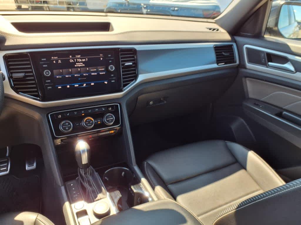 2022 Volkswagen Atlas Cross Sport V6 SEL R-Line photo 13