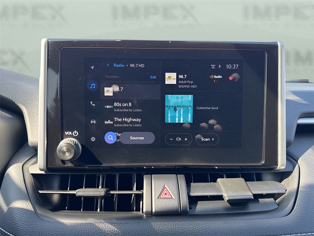 2025 Toyota RAV4 XLE photo 18