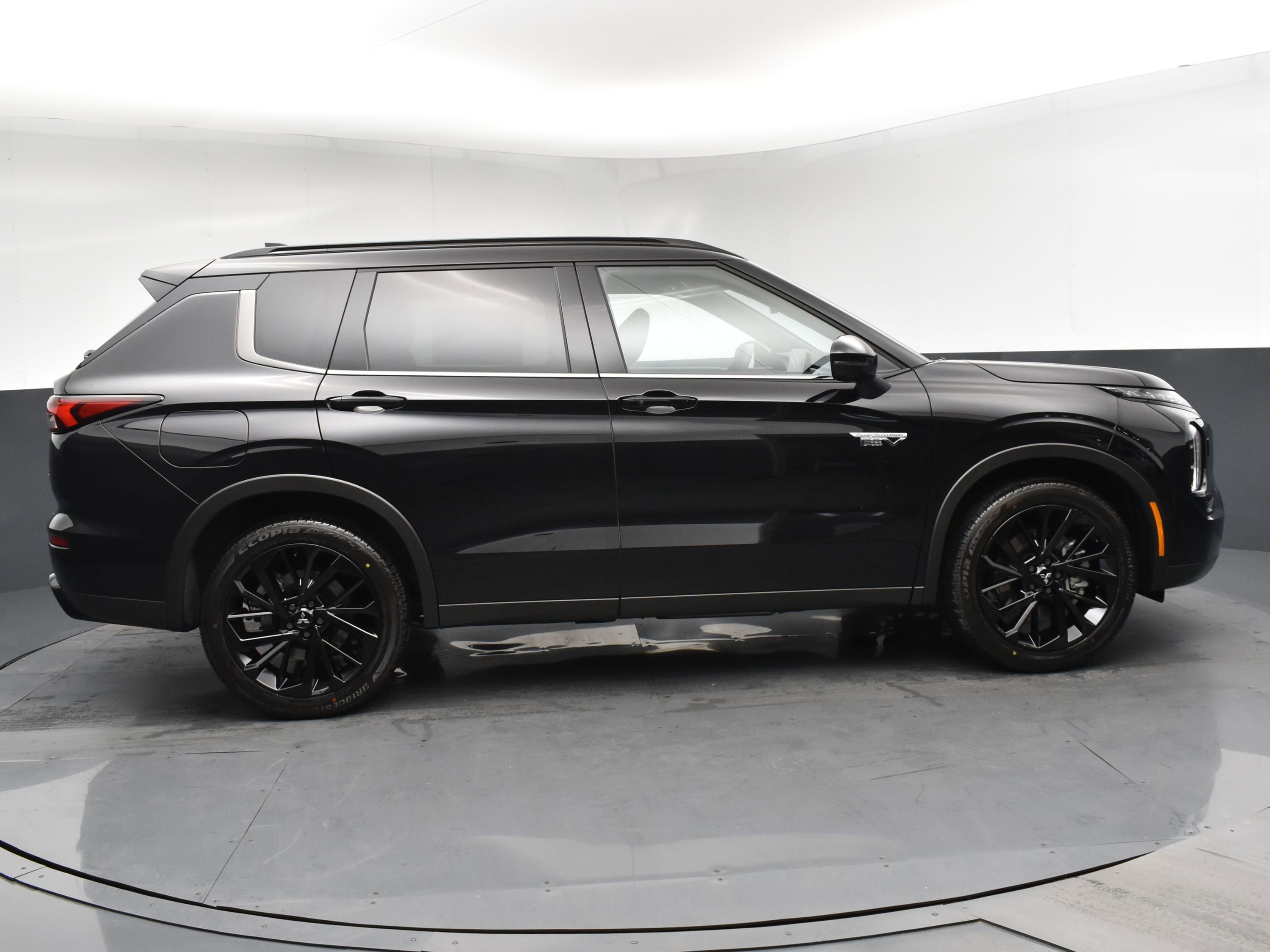2025 Mitsubishi Outlander PHEV SEL Black Edition photo 3