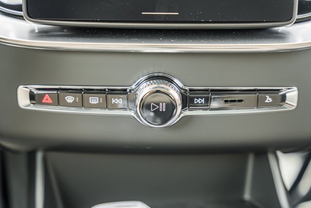 2026 Volvo XC90 T8 Plus photo 17