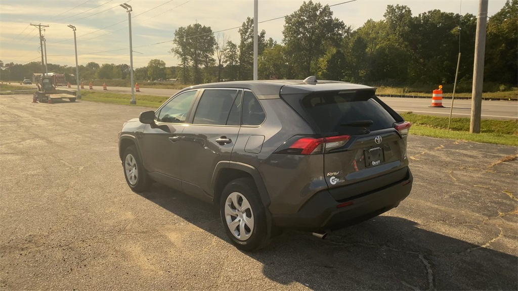 2022 Toyota RAV4 LE photo 6