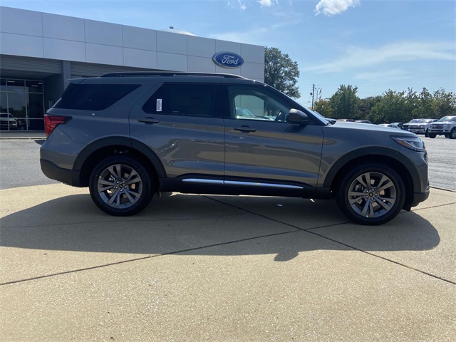 2025 Ford Explorer photo 2