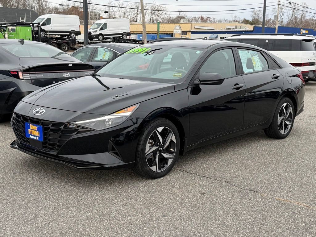 2023 Hyundai Elantra SEL photo 3