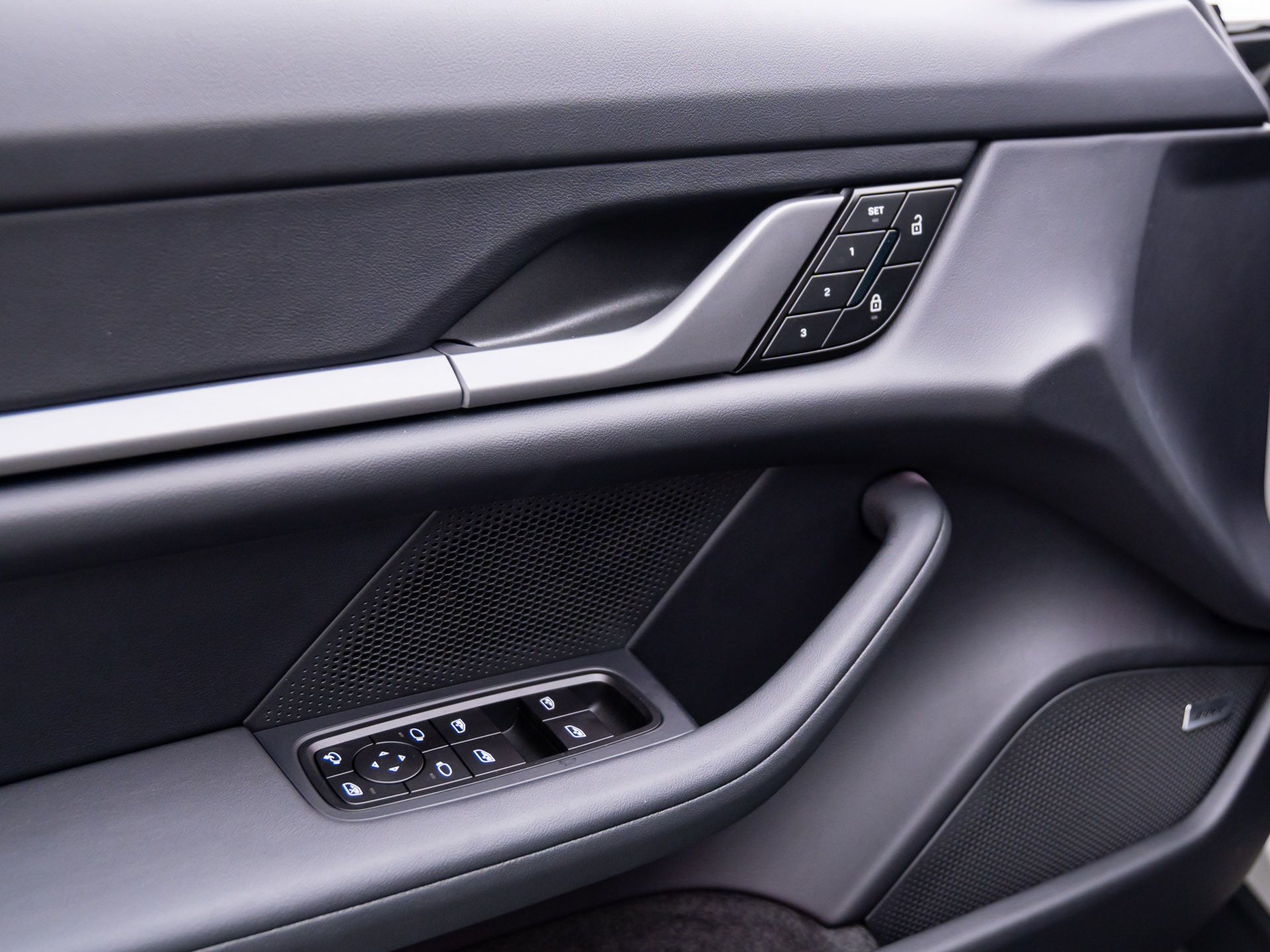 2025 Porsche Taycan 4 photo 13