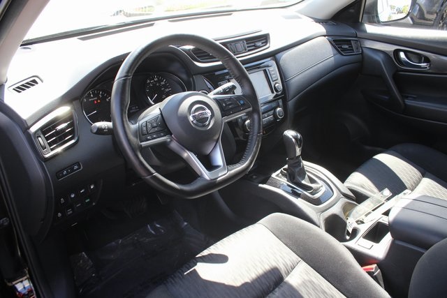 2019 Nissan Rogue SV photo 3