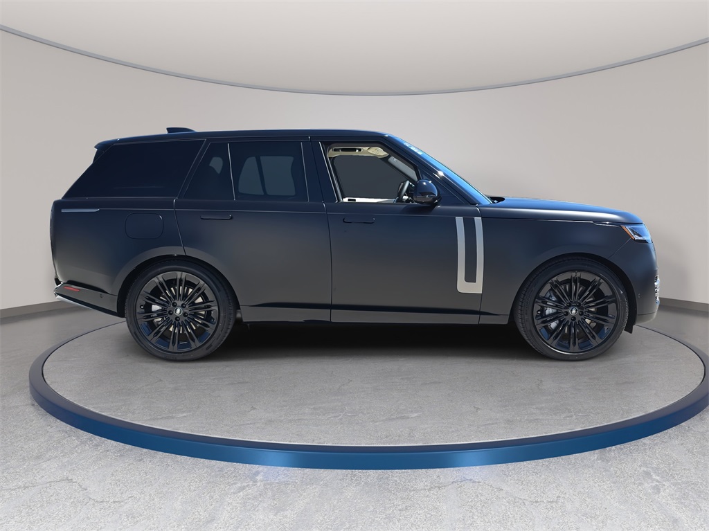 2025 Land Rover Range Rover SE photo 3