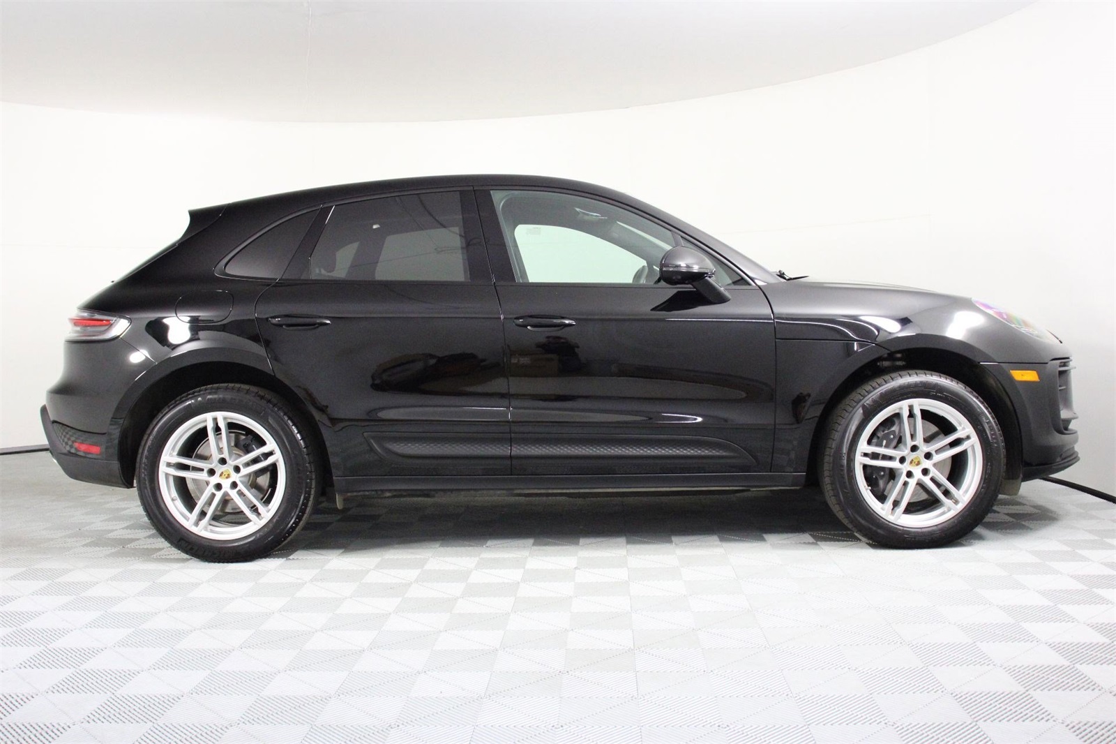2025 Porsche Macan photo 8