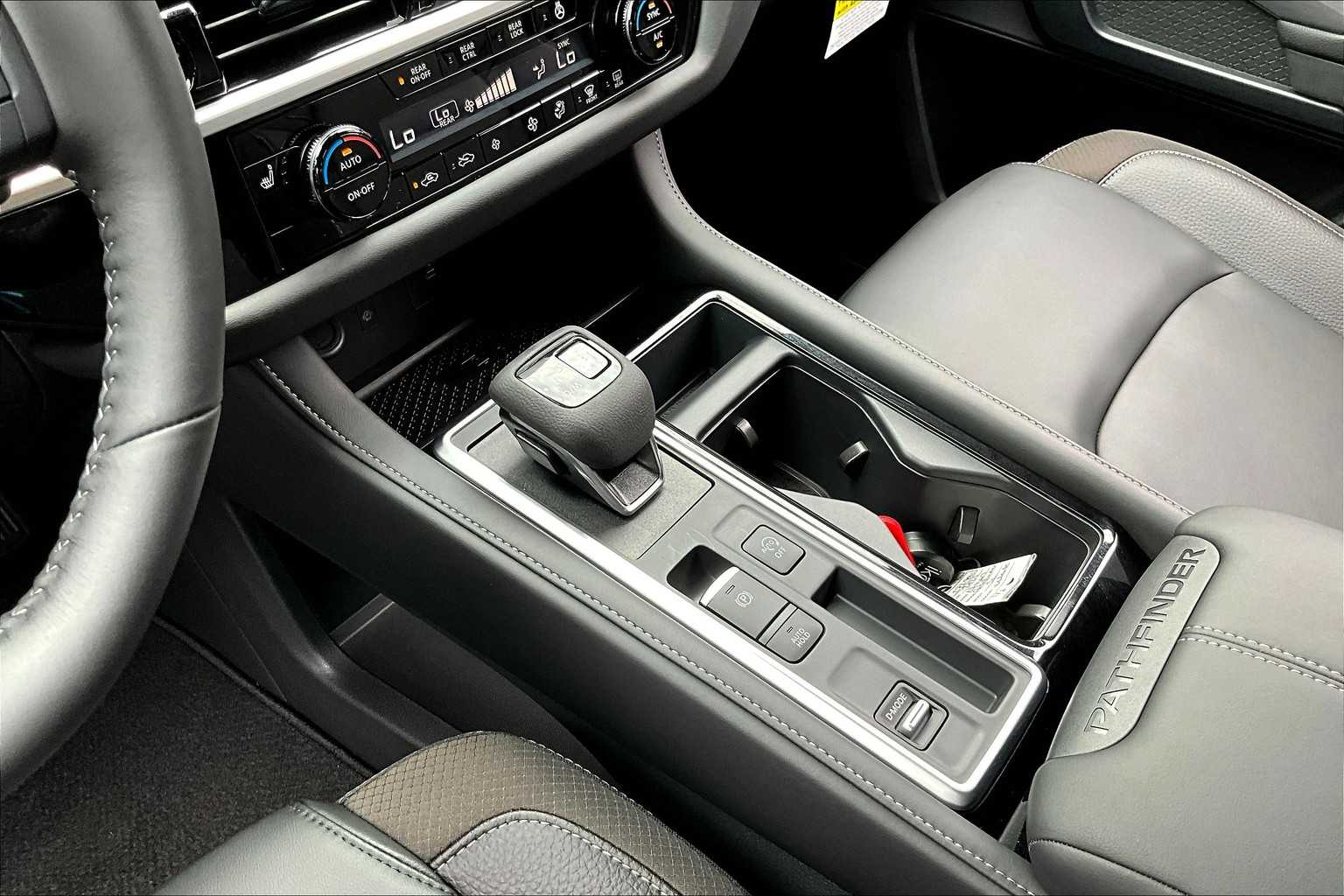 2025 Nissan Pathfinder SL photo 7