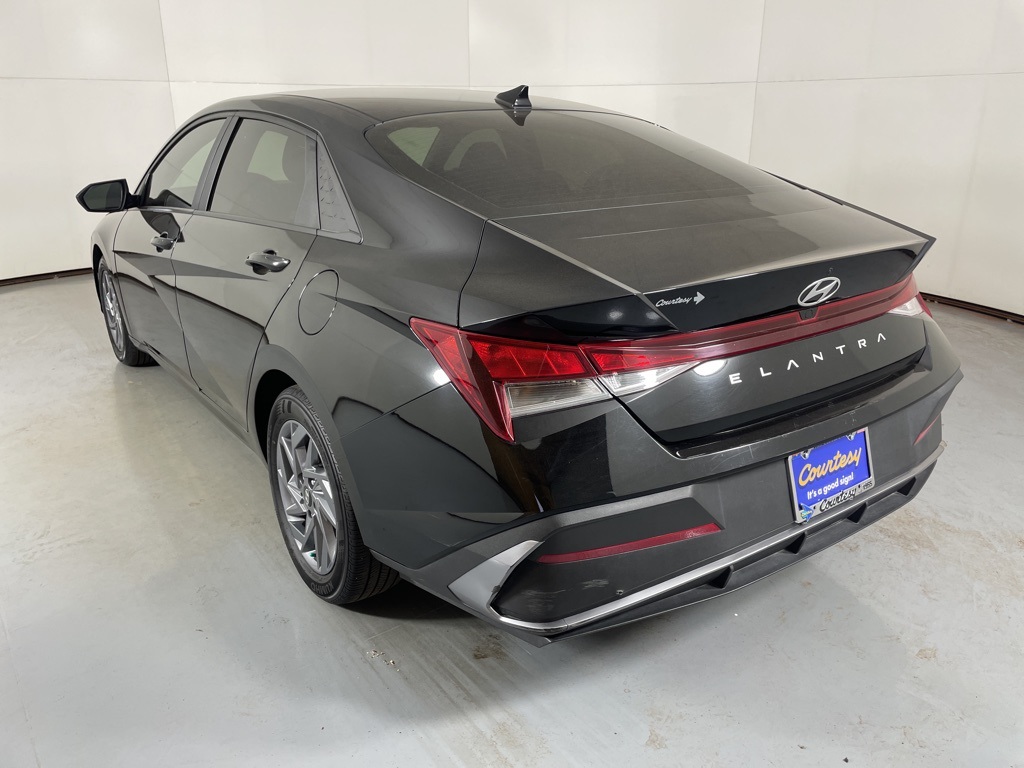 2024 Hyundai Elantra SEL photo 4