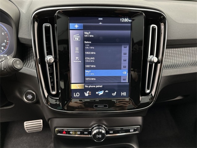 2022 Volvo XC40 R-Design photo 8