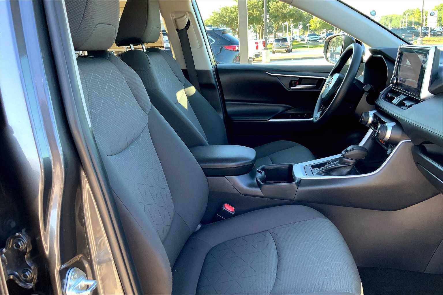 2024 Toyota RAV4 XLE photo 8