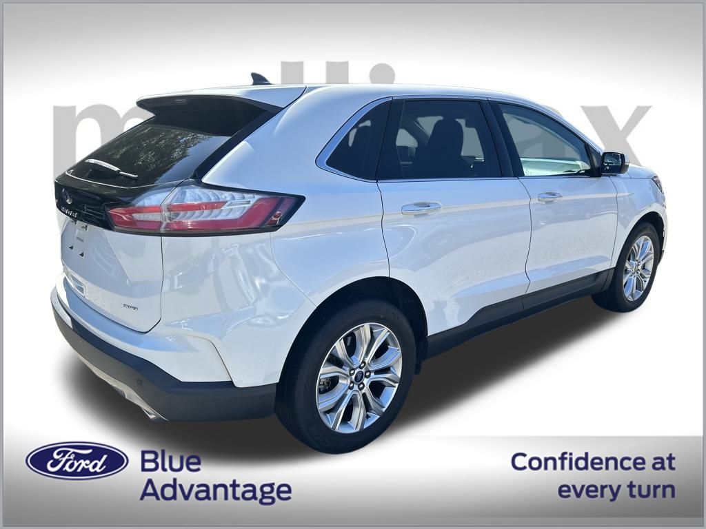 2022 Ford Edge Titanium photo 2