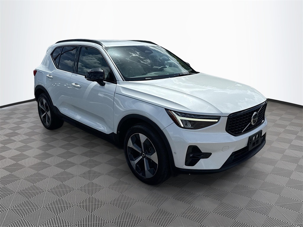 2023 Volvo XC40 Plus photo 2