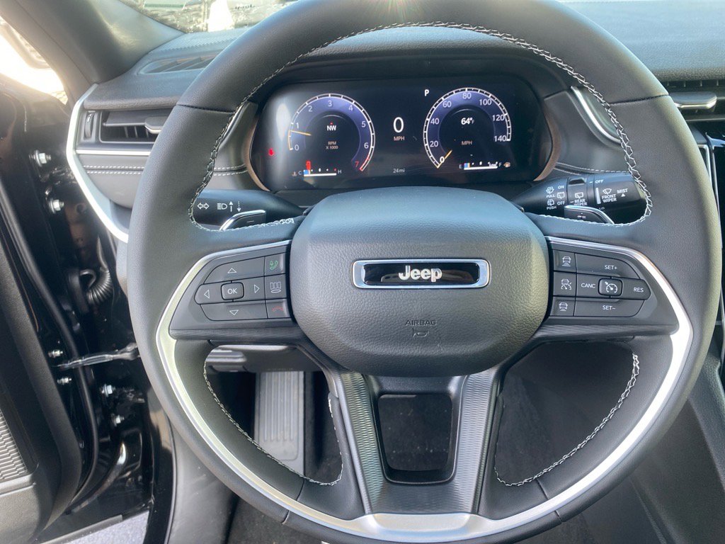 2025 Jeep Grand Cherokee Laredo Altitude photo 4