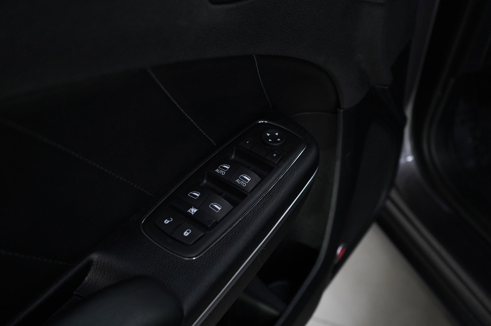 2016 Dodge Charger SXT photo 16