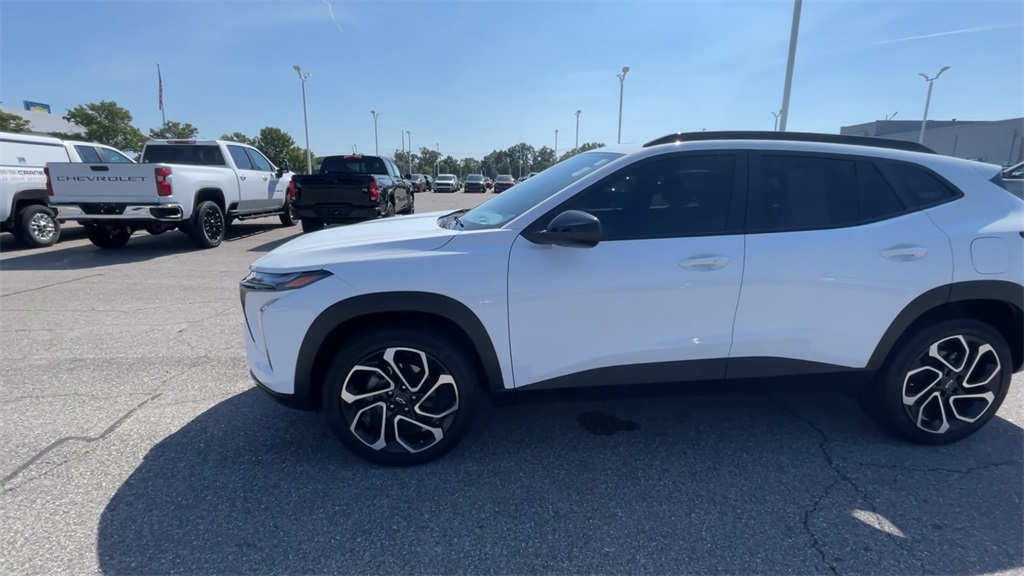 2024 Chevrolet Trax photo 2