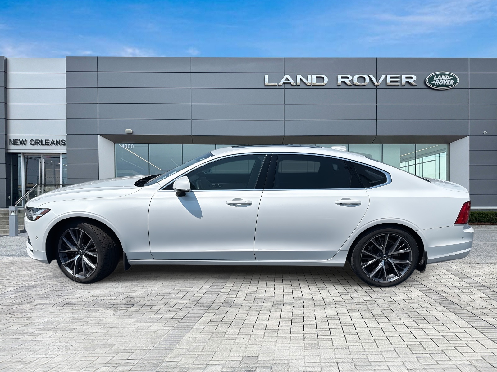 2018 Volvo S90 T6 Momentum photo 2