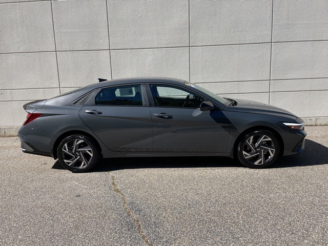 2025 Hyundai Elantra SEL Sport photo 3