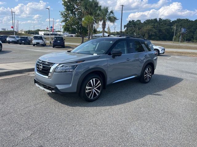 2025 Nissan Pathfinder Platinum photo 2