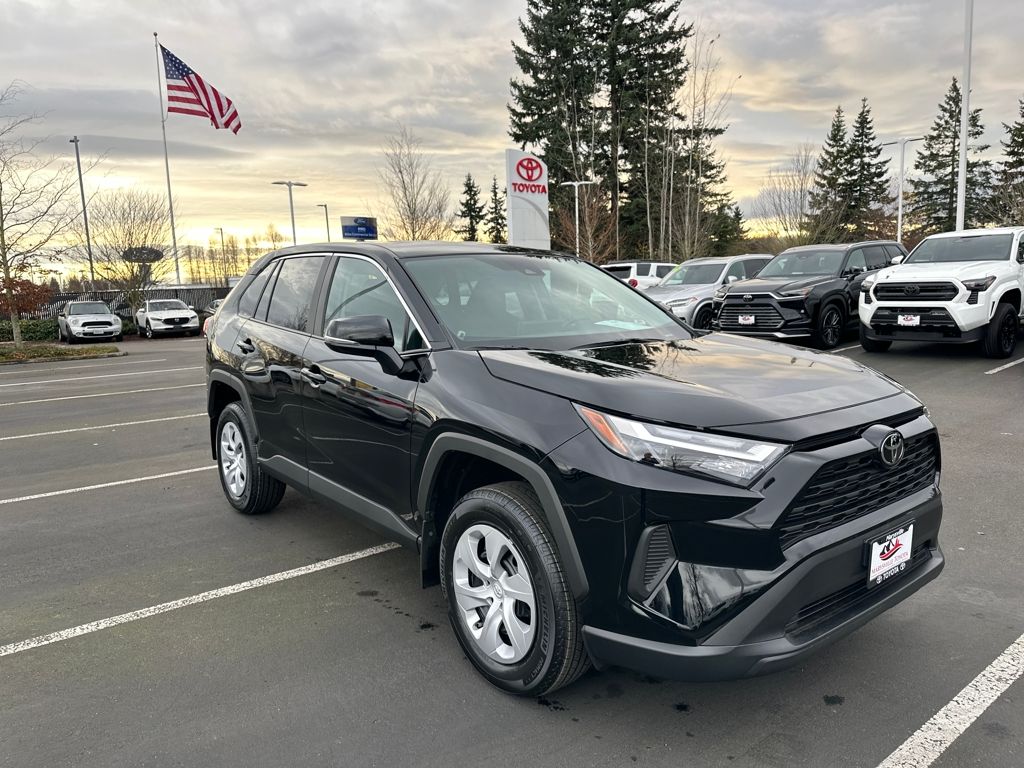 2025 Toyota RAV4 LE's photo