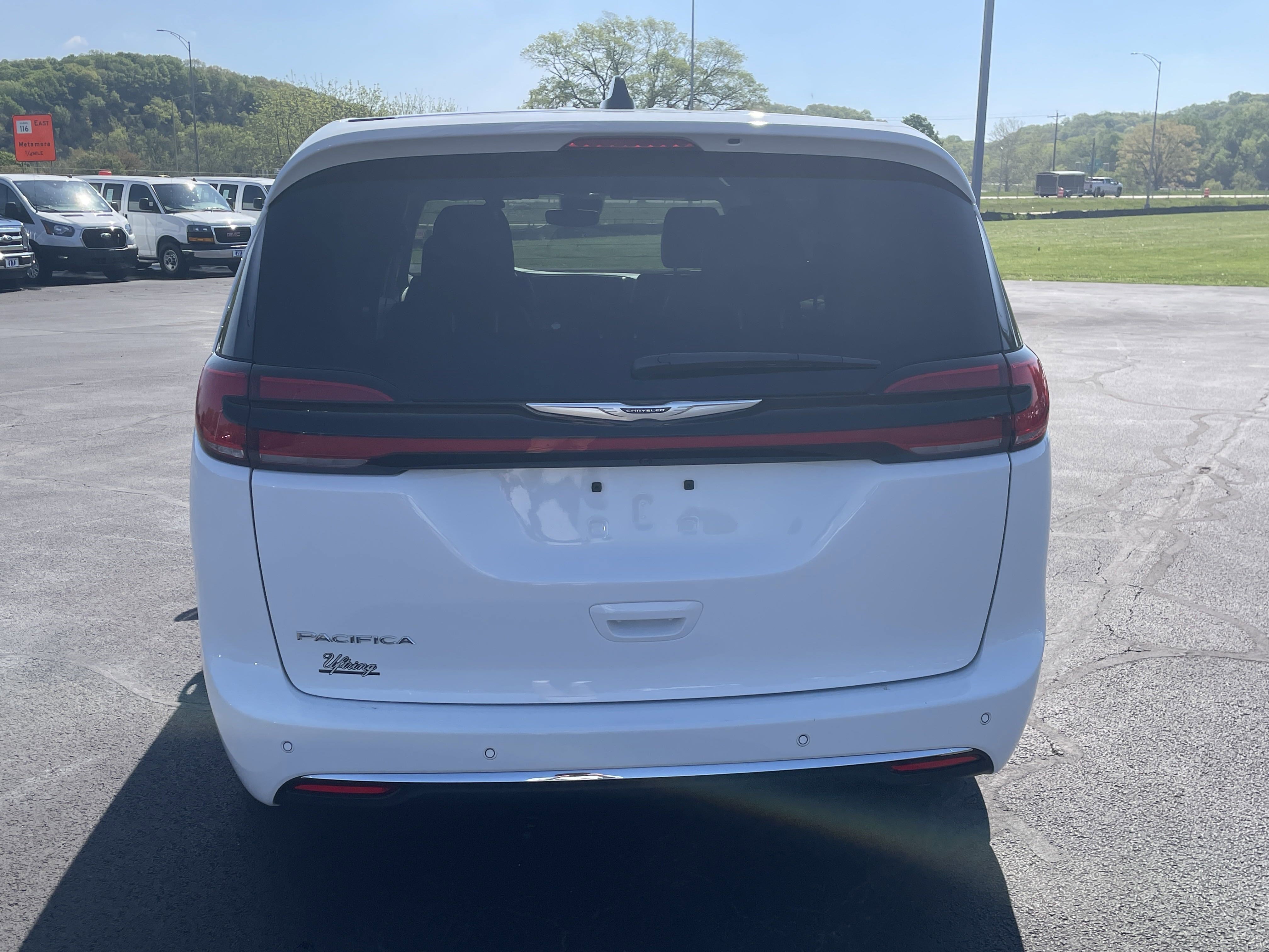 2024 Chrysler Pacifica Touring L photo 5
