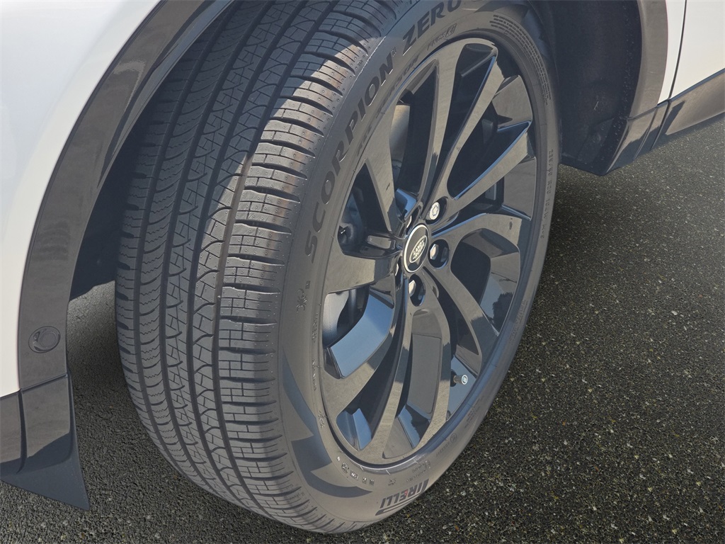 2025 Land Rover Discovery Sport SE photo 21