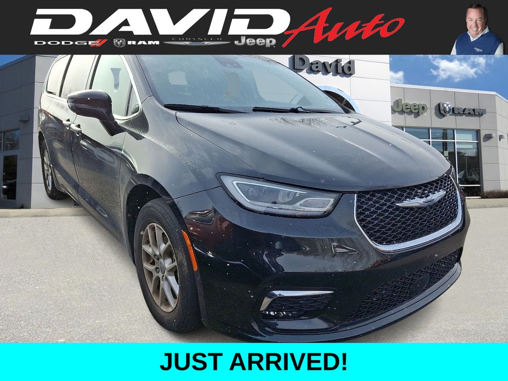 2022 Chrysler Pacifica Touring L's photo