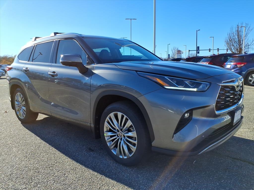 2026 Toyota Highlander Platinum's photo