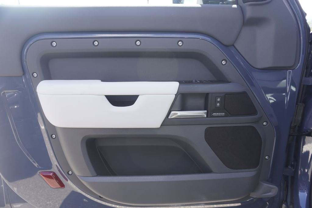2025 Land Rover Defender 90 X-Dynamic SE photo 15