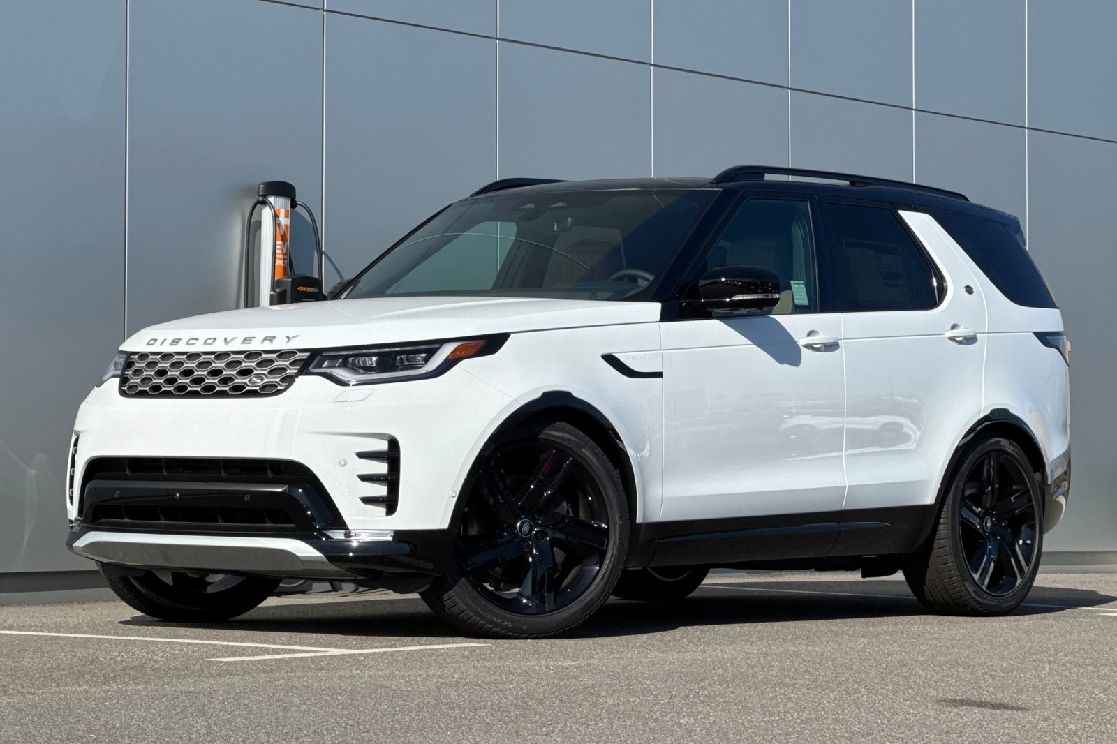 2026 Land Rover Discovery Tempest Edition's photo