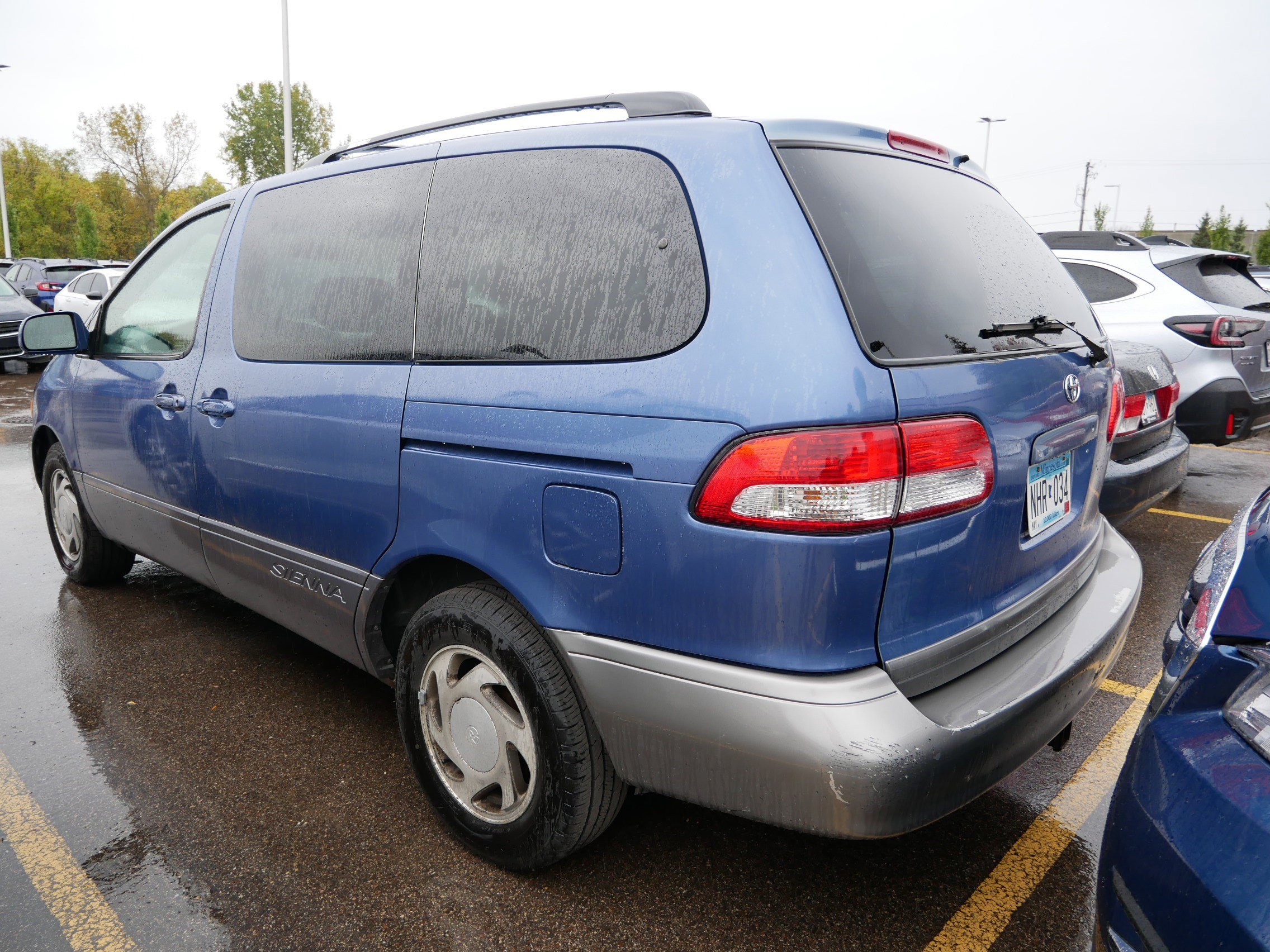2002 Toyota Sienna XLE photo 4