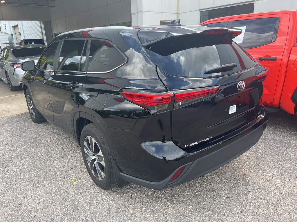 2023 Toyota Highlander XLE photo 2