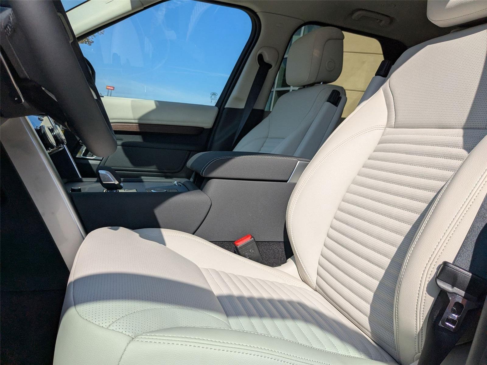 2025 Land Rover Discovery SE photo 11