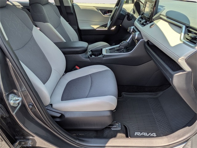 2020 Toyota RAV4 XLE photo 27