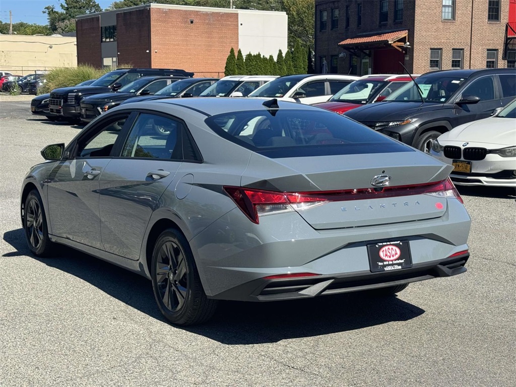 2023 Hyundai Elantra SEL photo 4