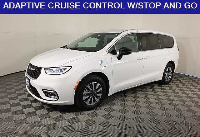 2025 Chrysler Pacifica PHEV Select's photo